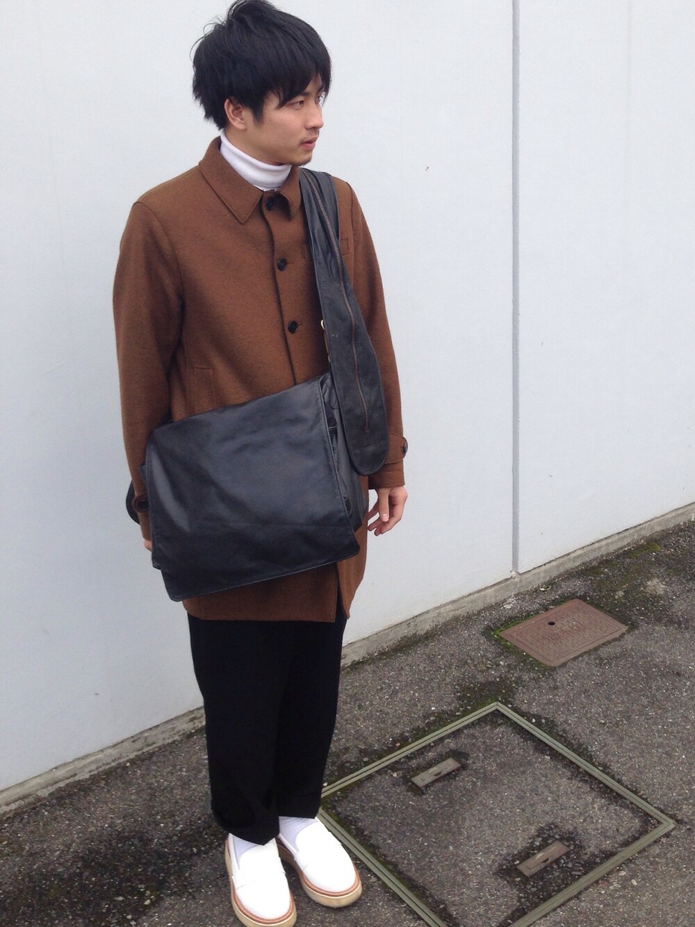 「白タートルネック、ステンカラーコート、ブラウンコート、KIDS LOVE GAITE、JAS.M.B 、LANVIN」｜「HARRIS WHARLF LONDONのアイテム（ステンカラーコート、ブラウン系）」を使った、まるさん（メンズ・179cm）の秋コーディネートの1枚目の写真