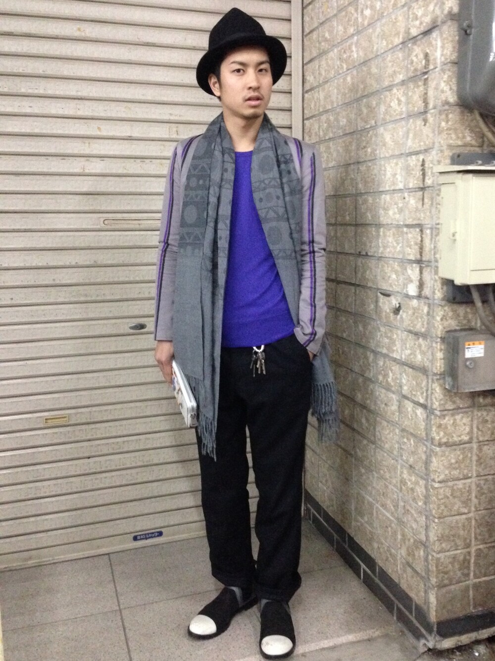 「JOHN LAWRENCE SULLIVAN、COMME des GARCONS HOMME、COMME des GARCONS HOMME PLUS、macromauro、ストール、紫、大判ストール、ボーラーハット」｜「COMME des GARCONS HOMMEのアイテム（その他パンツ、ブラック系）」を使った、まるさん（メンズ・179cm）の秋コーディネートの1枚目の写真