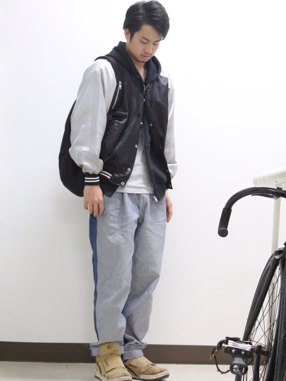 「スカジャン、パーカー、ハイカットスニーカー」｜「アイテム（ブルゾン、シルバー系）」を使った、まるさん（メンズ・179cm）の秋コーディネートの1枚目の写真