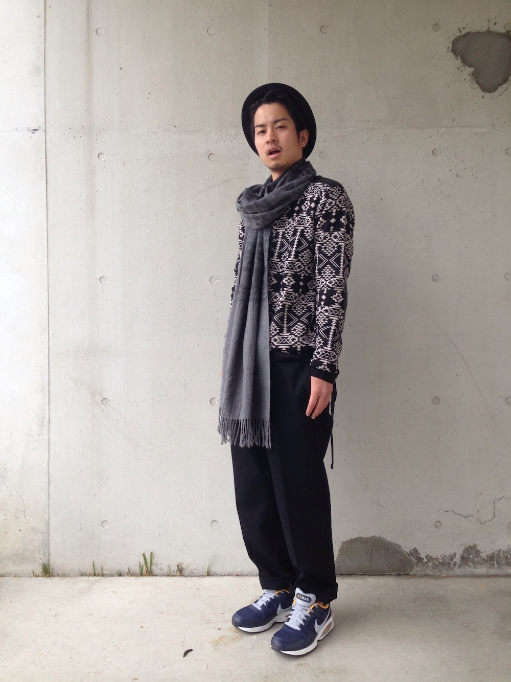 「LANVIN、ストール、FOREVER 21、NIKE AIR MAX、大判ストール、ボーラーハット」｜「laluのアイテム（ストール/ショール、グレー系）」を使った、まるさん（メンズ・179cm）の秋コーディネートの1枚目の写真