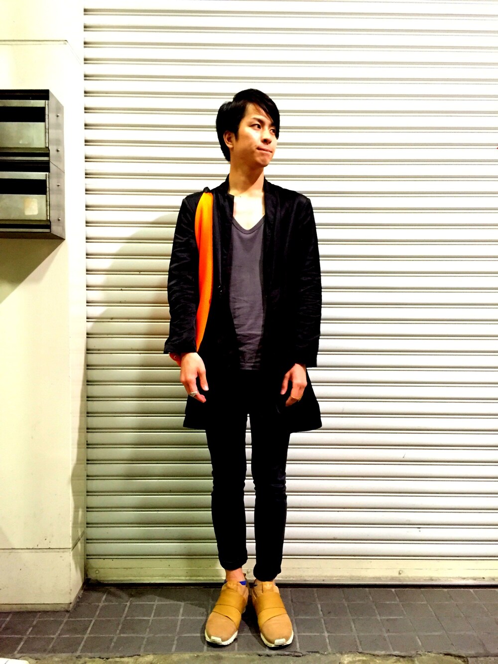 「トートバッグ、スキニー、オレンジ、ハズし」｜「Nuggetsのアイテム（トレンチコート、ブラック系）」を使った、まるさん（メンズ・179cm）の春コーディネートの1枚目の写真