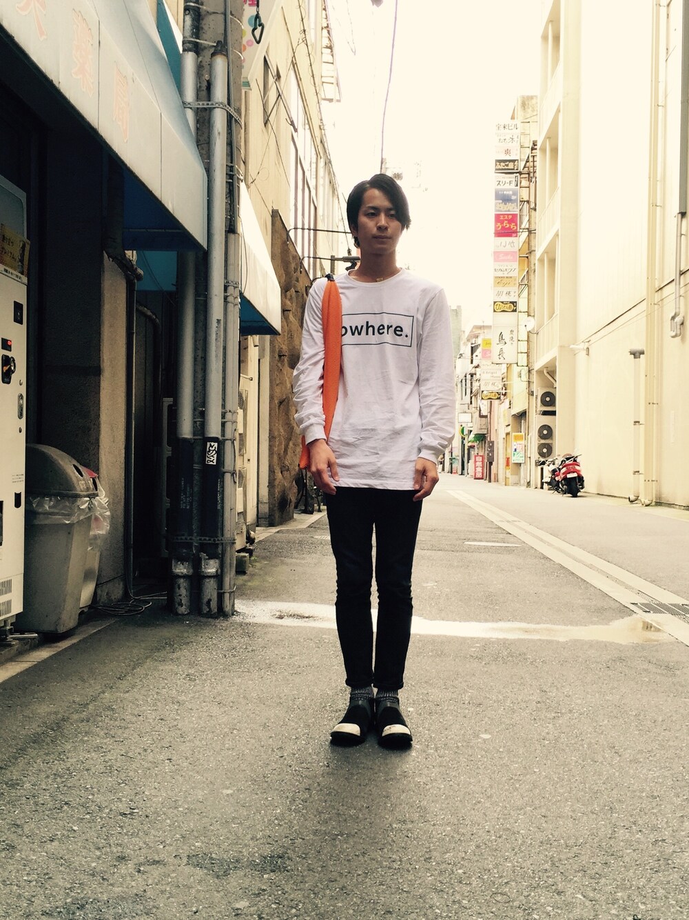 「シンプル、street、プチプラ、白Tシャツ、ロングTシャツ、スキニーデニム、オレンジ、差し色、ギャルソン、コムデギャルソン」｜「wastedのアイテム（Tシャツ/カットソー、ホワイト系）」を使った、まるさん（メンズ・179cm）の夏コーディネートの1枚目の写真
