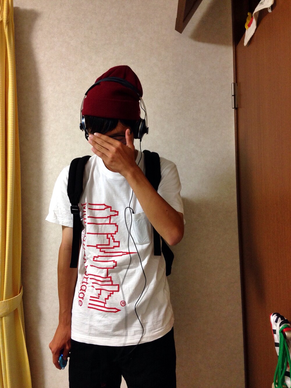 「ニットキャップ、ニューエラ、ポケットＴシャツ、ヘッドホン、マンハッタンポーテージ」｜「NEW ERAのBASIC CUFF KNIT（ニットキャップ/ビーニー、レッド系）」を使った、ひがおさん（メンズ・174cm）の夏コーディネートの1枚目の写真