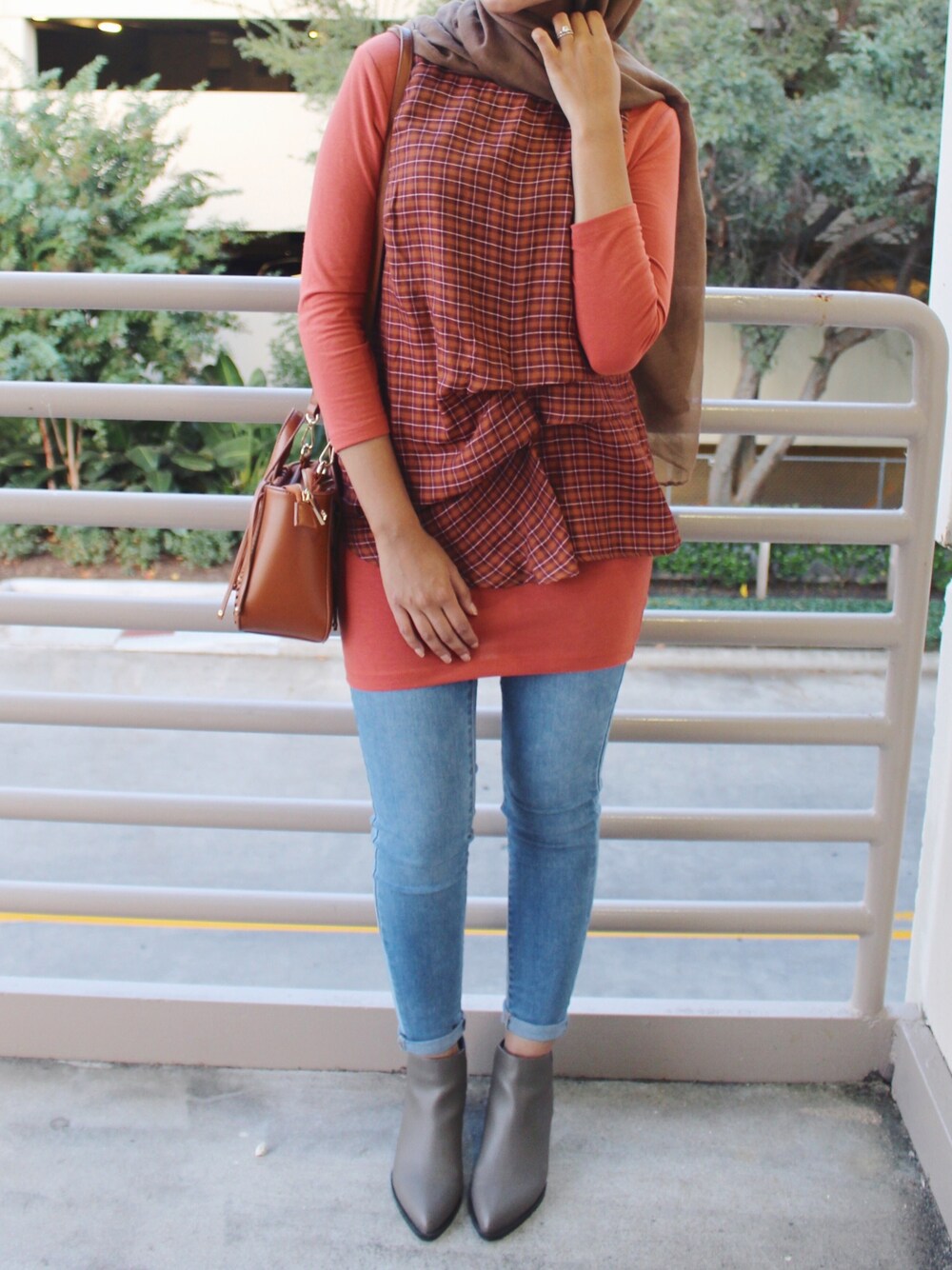 「Layers_TBrand、fall」｜「TOPSHOPのアイテム（トップス、オレンジ系）」を使った、Bushra さん（レディース・157cm）の秋コーディネートの1枚目の写真