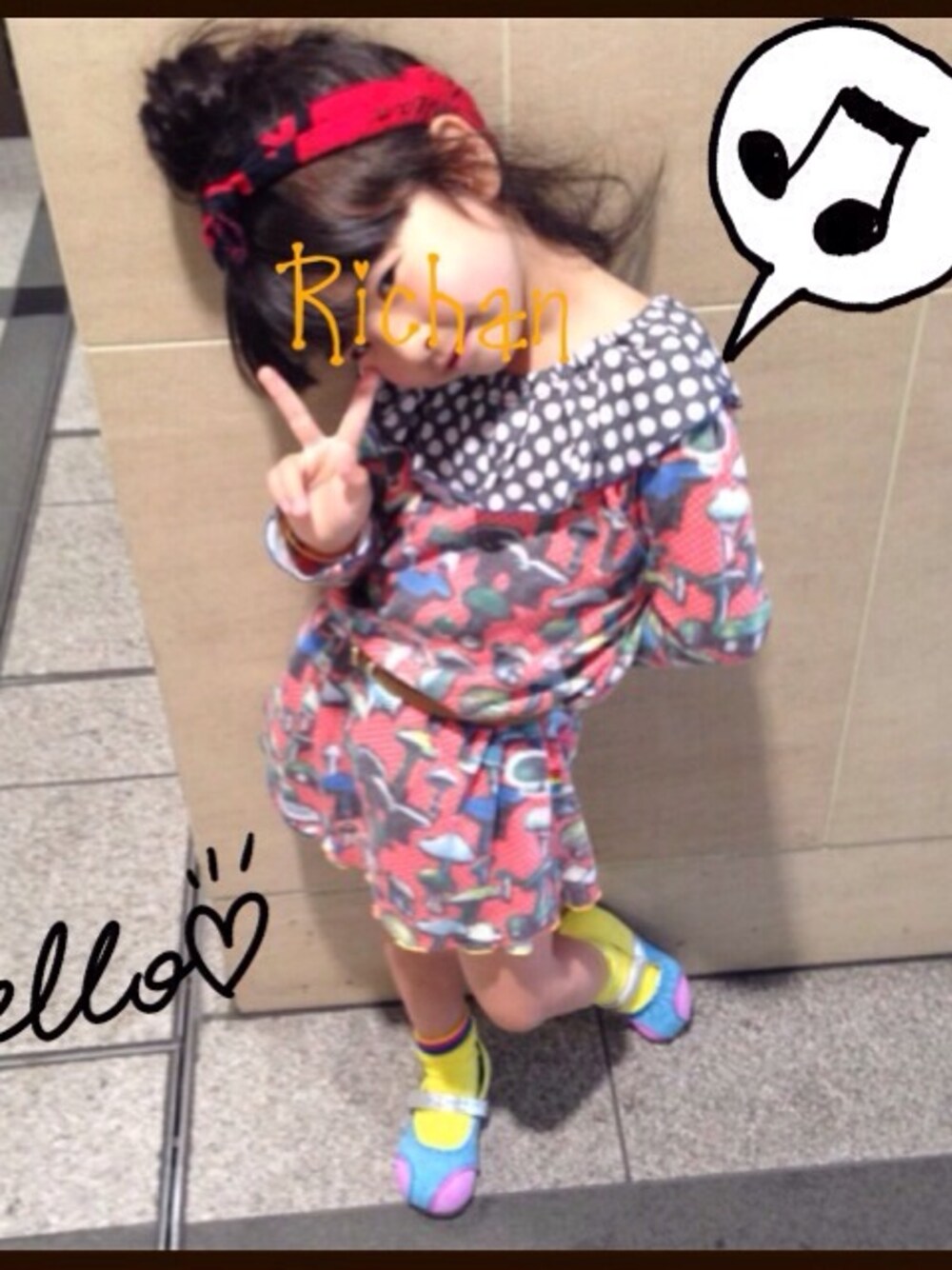 「BOOFOOWOO、バレエシューズ、バンダナ、きのこ」｜「BOOFOOWOOのアイテム（ワンピース、レッド系）」を使った、RICHANさん（キッズ・120cm）の春コーディネートの1枚目の写真