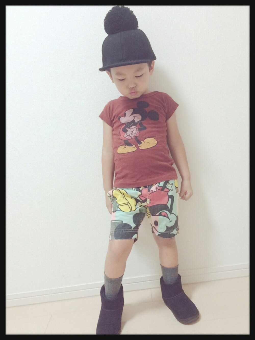 ブラウン系のTシャツ/カットソー、ベージュ系のパンツ、ブラウン系のTシャツ/カットソーを着用したキッズの秋コーディネートの1枚目の写真