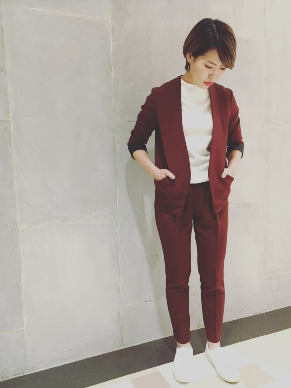 テーラードジャケットを使った「ワインレッド」のレディース人気
