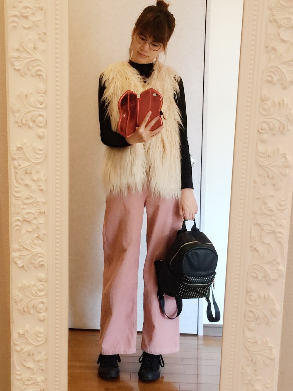 「ファーベスト、ピンクパンツ、スニーカー、リュック、メガネ女子」｜「ZARAのアイテム（ダウンベスト、ベージュ系）」を使った、ERI☆PIYO.さん（レディース・162cm）の秋コーディネートの1枚目の写真