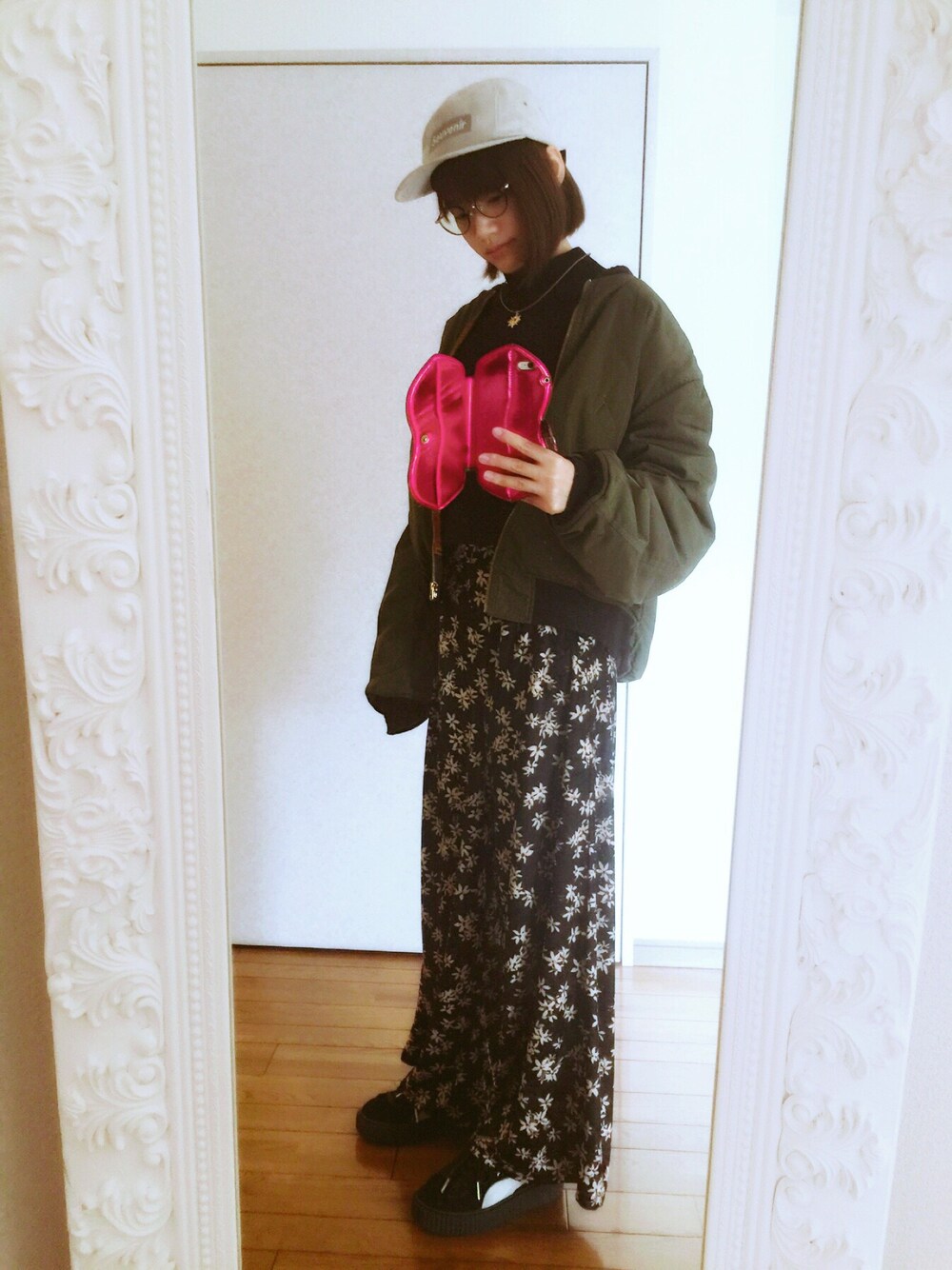 「MA-1、ベロアパンツ、花柄パンツ、キャップ、スニーカー、スポーティ」｜「WHO'S WHO galleryの【rinevuos】スエードジェットキャップ（キャップ、グレー系）」を使った、ERI☆PIYO.さん（レディース・162cm）の秋コーディネートの1枚目の写真