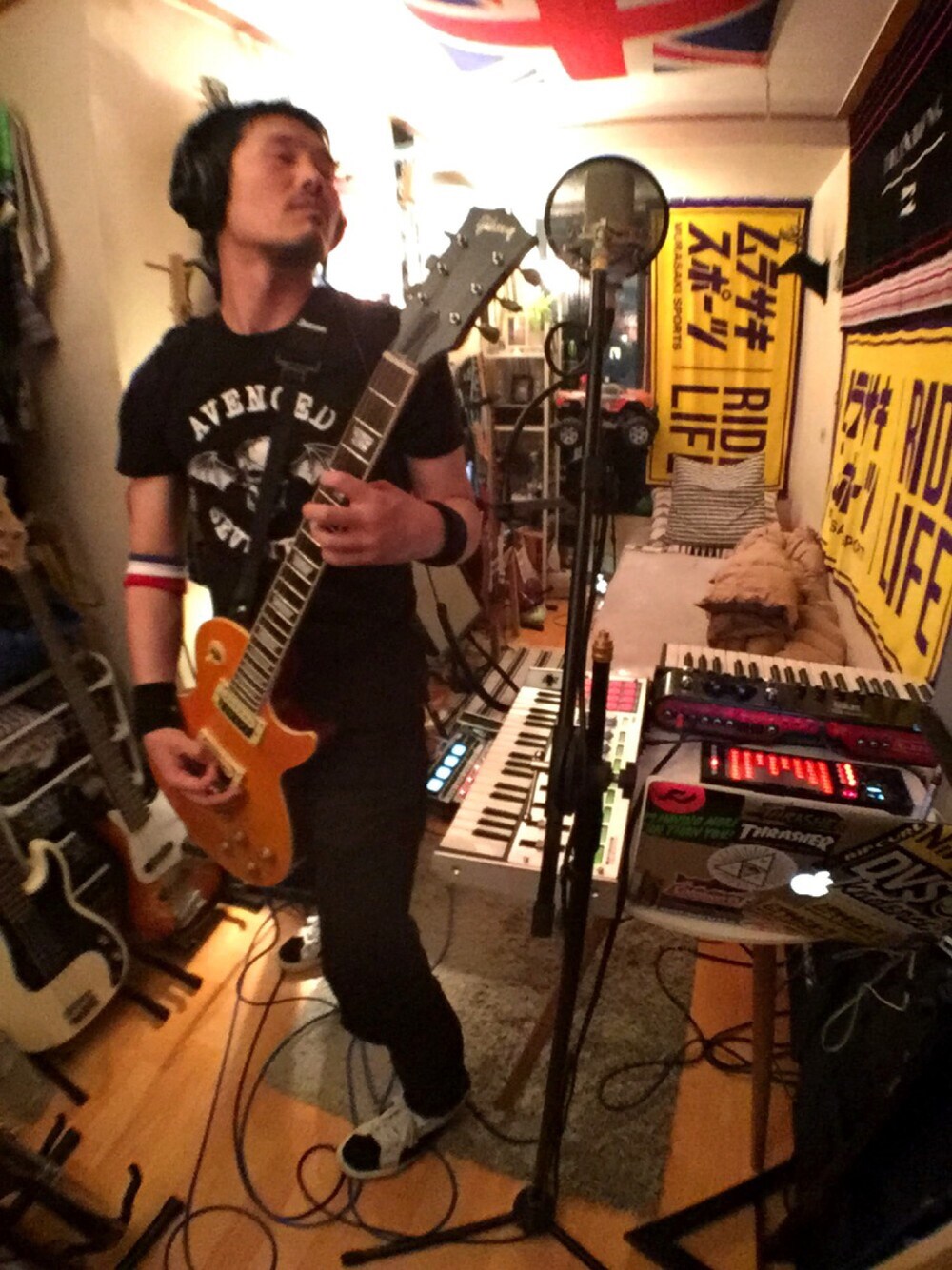 「GIBSON、slash、VOLCOM、VANS、Tシャツ、デニム、ギター、スニーカー」｜「デンマークで購入のアイテム（Tシャツ/カットソー、ブラック系）」を使った、Interpreterさん（メンズ・174cm）の冬コーディネートの1枚目の写真