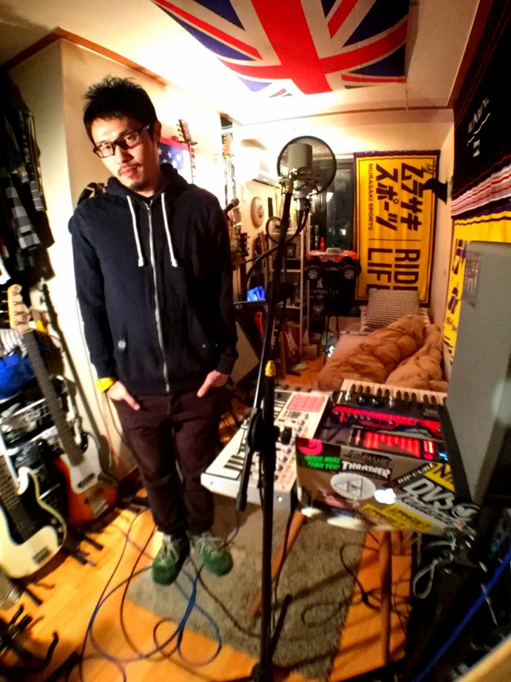 「パーカー、Quicksilver、rvca、New Balance、スニーカー」｜「Quiksilverのアイテム（パーカー、ブルー系）」を使った、Interpreterさん（メンズ・174cm）の冬コーディネートの1枚目の写真