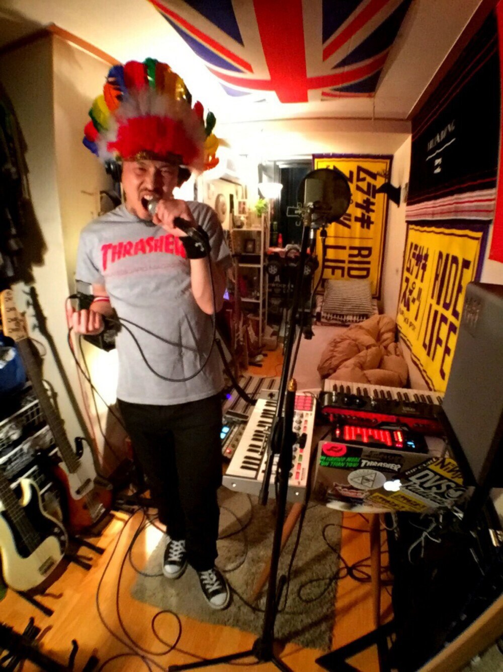 「THRASHER、HUF、デニム、音楽で繋がる、Tシャツ」｜「THRASHERのアイテム（Tシャツ/カットソー、グレー系）」を使った、Interpreterさん（メンズ・174cm）の冬コーディネートの1枚目の写真