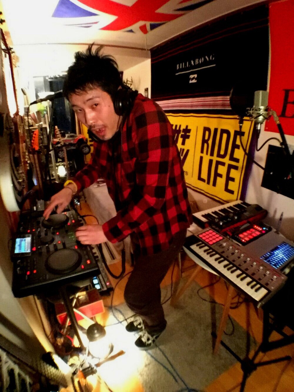 「DJ、rvca、VOLCOM、春、シンプルコーデ、VANS、スニーカー」｜「RVCAのアイテム（シャツ/ブラウス、レッド系）」を使った、Interpreterさん（メンズ・174cm）の冬コーディネートの1枚目の写真