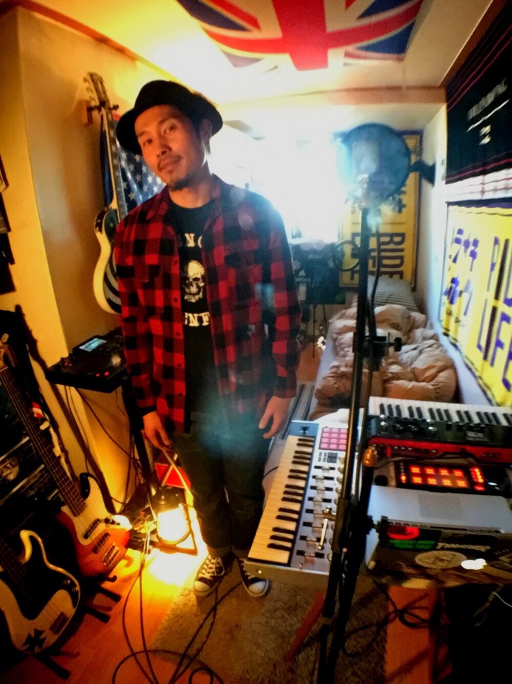 「VOLCOM、rvca、converse、BILLABONG、デニム、シャツスタイル、スニーカー」｜「CONVERSEのアイテム（スニーカー、ブラック系）」を使った、Interpreterさん（メンズ・174cm）の冬コーディネートの1枚目の写真