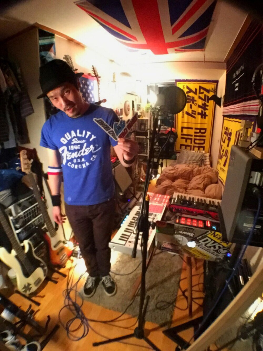 「Tシャツ、FENDER U.S.A.、春コーデ、ハット、VANS、スニーカー、BILLABONG」｜「Fenderのアイテム（Tシャツ/カットソー、ブルー系）」を使った、Interpreterさん（メンズ・174cm）の春コーディネートの1枚目の写真