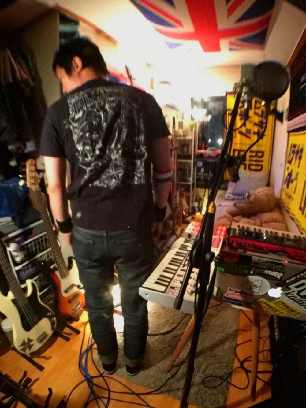「Tシャツ、BILLABONG、デニム、OBEY、スニーカー、converse」｜「BILLABONGのアイテム（Tシャツ/カットソー、ブラック系）」を使った、Interpreterさん（メンズ・174cm）の春コーディネートの1枚目の写真
