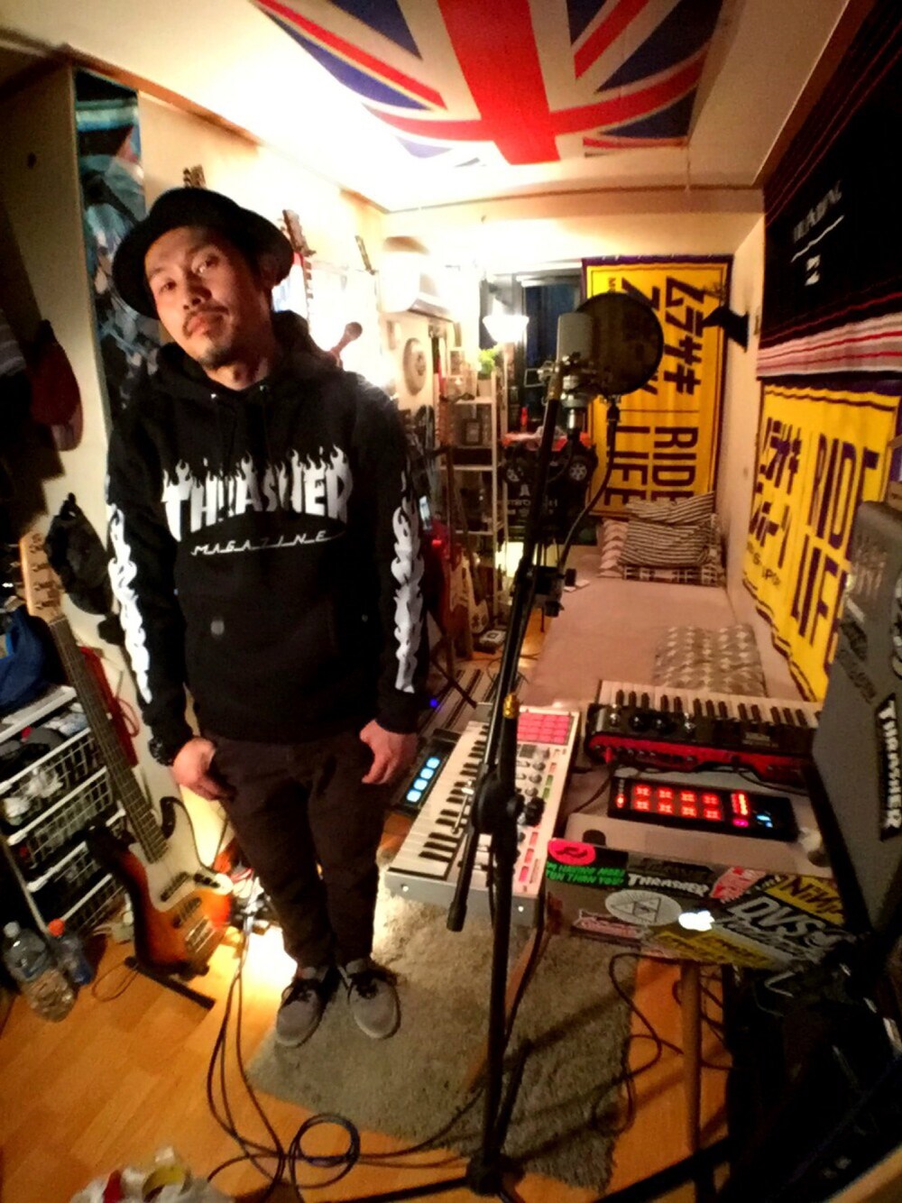 「BILLABONG、THRASHER、rvca、DC SHOES、春コーデ、スニーカー、休日スタイル、ハット、パーカー、パンツスタイル」｜「THRASHERのアイテム（パーカー、ブラック系）」を使った、Interpreterさん（メンズ・174cm）の春コーディネートの1枚目の写真