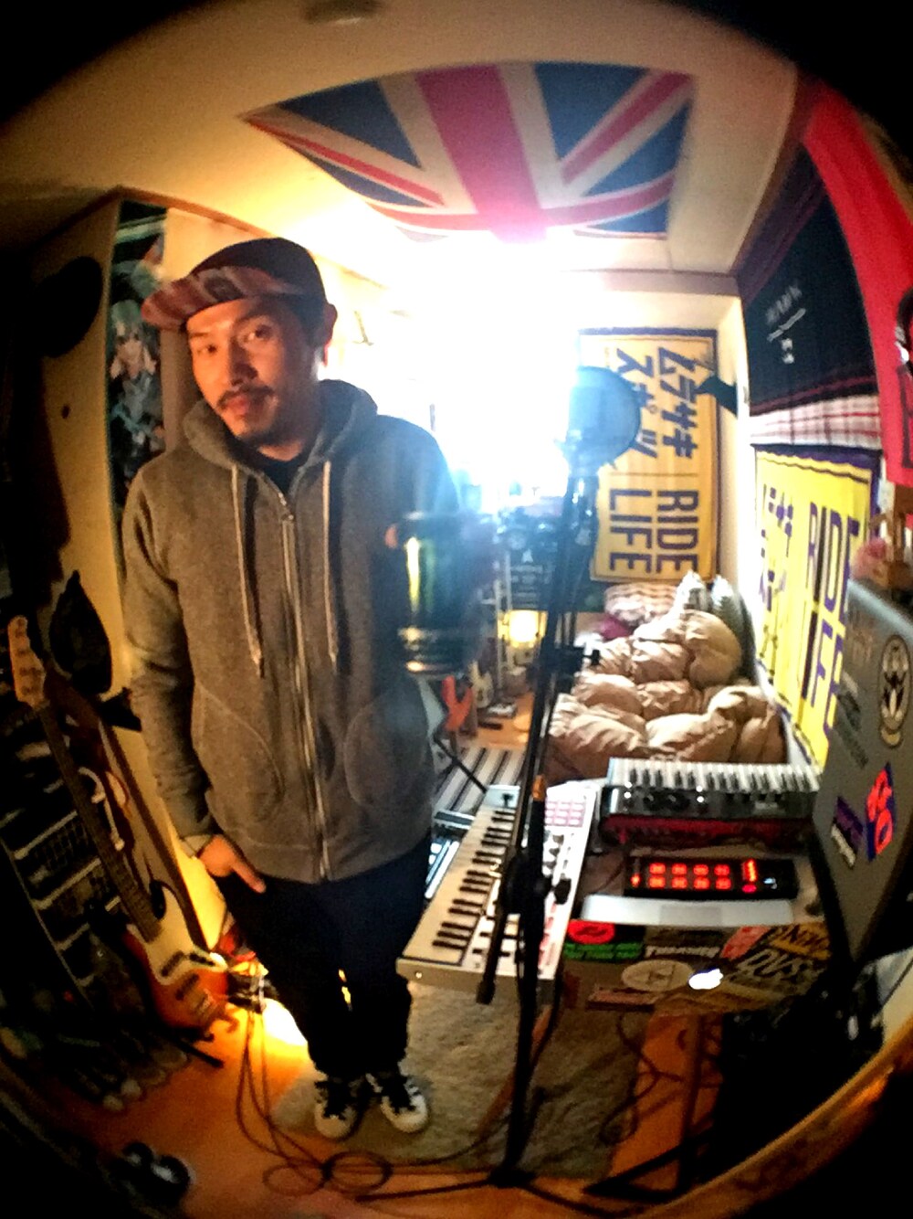 「quiksilver、VOLCOM、HUF、adidas、春、はるコーデ、キャップ、MONSTER ENERGY」｜「QuiksilverのSOLDIER（パーカー、グレー系）」を使った、Interpreterさん（メンズ・174cm）の春コーディネートの1枚目の写真