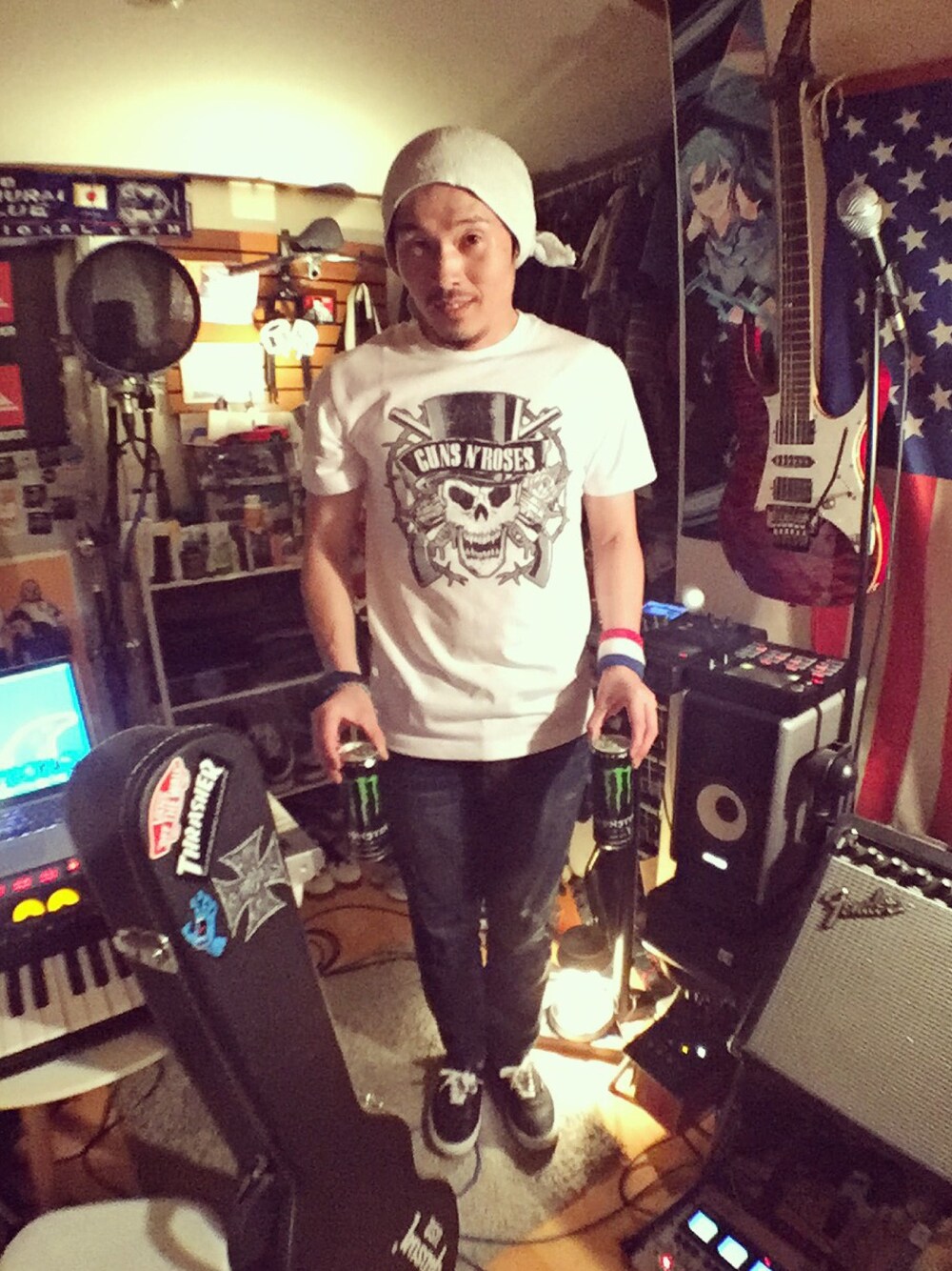「夏コーデ、スニーカー、ストリート、古着、ロック、ロックT、デニム、rvca、VANS、Tシャツ」｜「RVCAのアイテム（デニムパンツ、ブルー系）」を使った、Interpreterさん（メンズ・174cm）の春コーディネートの1枚目の写真