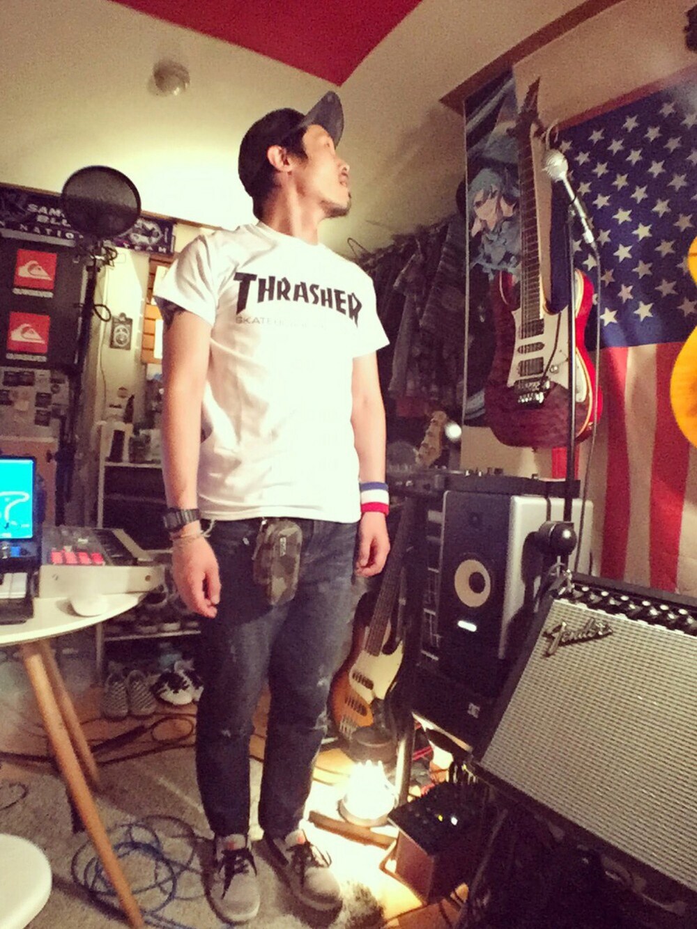 「スニーカー、キャップ、夏、デニム、Tシャツ、gshock、DCSHOES」｜「THRASHERのTHRASHER / MAG LOGO T-SHIRT（Tシャツ/カットソー、ホワイト系）」を使った、Interpreterさん（メンズ・174cm）の夏コーディネートの1枚目の写真