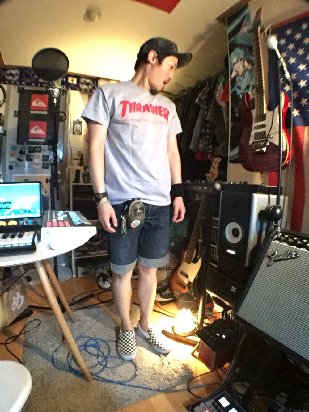 「夏コーデ、シンプル、カジュアルコーデ、VANS、rvca、Hurley、Gregory、スニーカー、Tシャツ、デニム」｜「THRASHERのTHRASHER MAG LOGO TEE（Tシャツ/カットソー、グレー系）」を使った、Interpreterさん（メンズ・174cm）の夏コーディネートの1枚目の写真