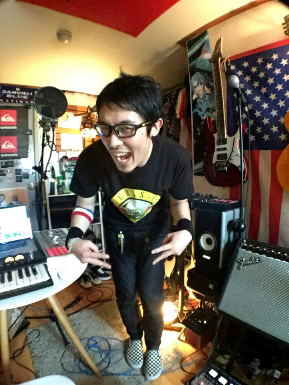 「ストリート、夏、デニム、Tシャツ、スニーカー、ロックT、Oakley、black、VOLCOM」｜「Gun's n Roses Officialのアイテム（Tシャツ/カットソー、ブラック系）」を使った、Interpreterさん（メンズ・174cm）の夏コーディネートの1枚目の写真