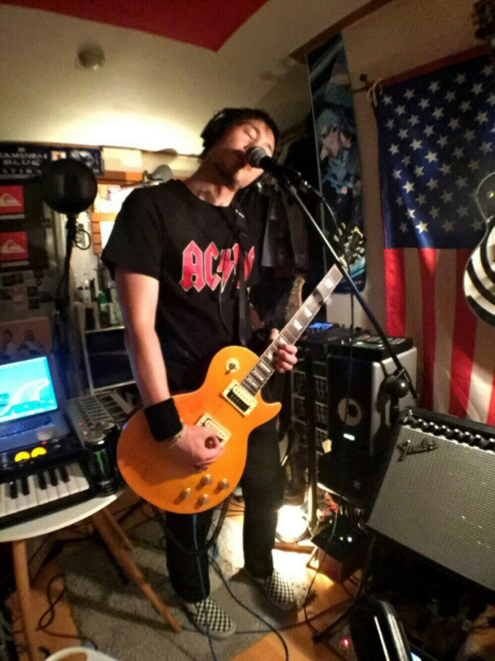 「acdc、Tシャツ、デニム、ギター、ロック、スニーカー、VANS、ロックT、ブラック、Hurley」｜「AC/DC Officialのアイテム（Tシャツ/カットソー、ブラック系）」を使った、Interpreterさん（メンズ・174cm）の夏コーディネートの1枚目の写真