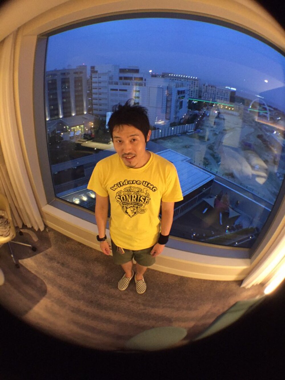 「休日スタイル、ゆるコーデ、ストリート、Tシャツ、ハーフパンツ、スニーカー、VANS、VOLCOM、古着」｜「古着のアイテム（Tシャツ/カットソー、イエロー系）」を使った、Interpreterさん（メンズ・174cm）の夏コーディネートの1枚目の写真