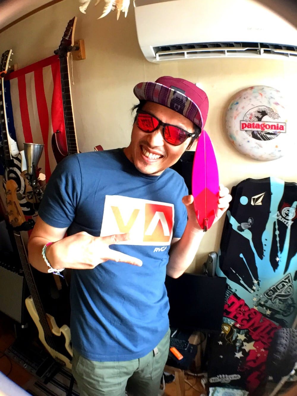 「シンプル、夏、サングラス、キャップ、ハーフパンツ、オークリー、Oakley、rvca、Tシャツ」｜「RVCAのRVCA ﾒﾝｽﾞ Tｼｬﾂ（Tシャツ/カットソー、ブルー系）」を使った、Interpreterさん（メンズ・174cm）の夏コーディネートの1枚目の写真
