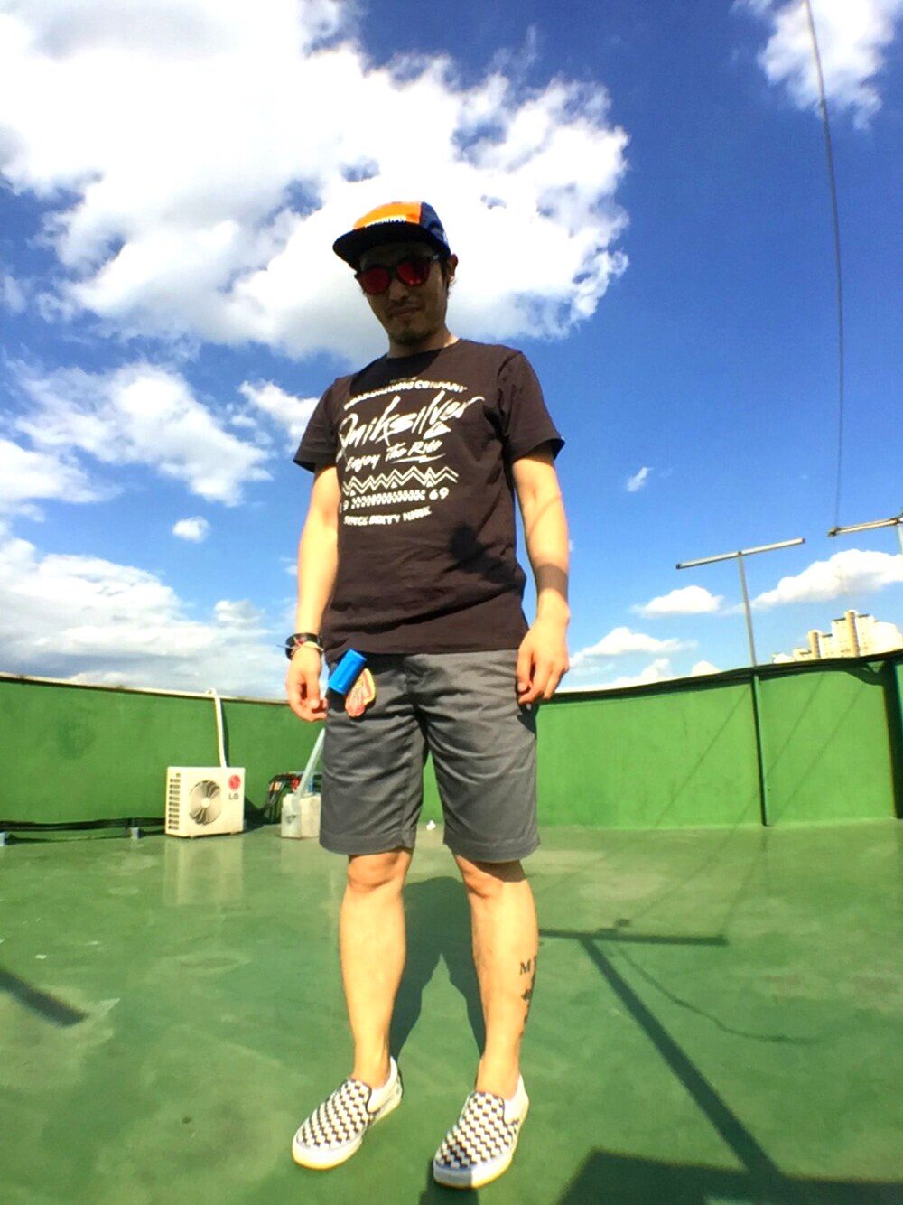 「夏、スニーカー、ハーフパンツ、Tシャツ、サングラス、Oakley、VANS、quiksilver、rvca、G-SHOCK」｜「Quiksilverのアイテム（Tシャツ/カットソー、ブラウン系）」を使った、Interpreterさん（メンズ・174cm）の夏コーディネートの1枚目の写真