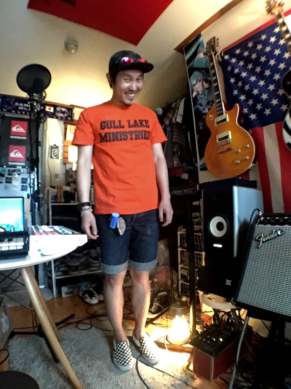 「スニーカー、ハーフパンツ、夏コーデ、サングラス、キャップ、BURTON、VANS、G-SHOCK、Tシャツ、古着」｜「古着のアイテム（Tシャツ/カットソー、オレンジ系）」を使った、Interpreterさん（メンズ・174cm）の夏コーディネートの1枚目の写真