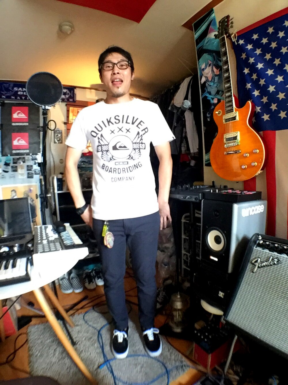 「大人カジュアル、夏、Tシャツ、めがね、quiksilver、ray ban、VANS、スニーカー、VOLCOM、G-SHOCK」｜「Quiksilverのアイテム（Tシャツ/カットソー、ホワイト系）」を使った、Interpreterさん（メンズ・174cm）の夏コーディネートの1枚目の写真