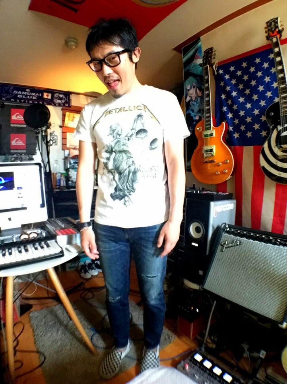 「夏、Tシャツ、デニム、スニーカー、めがね、ray ban、Quicksilver、VANS、gshock」｜「METALLICAのアイテム（Tシャツ/カットソー、ホワイト系）」を使った、Interpreterさん（メンズ・174cm）の夏コーディネートの1枚目の写真