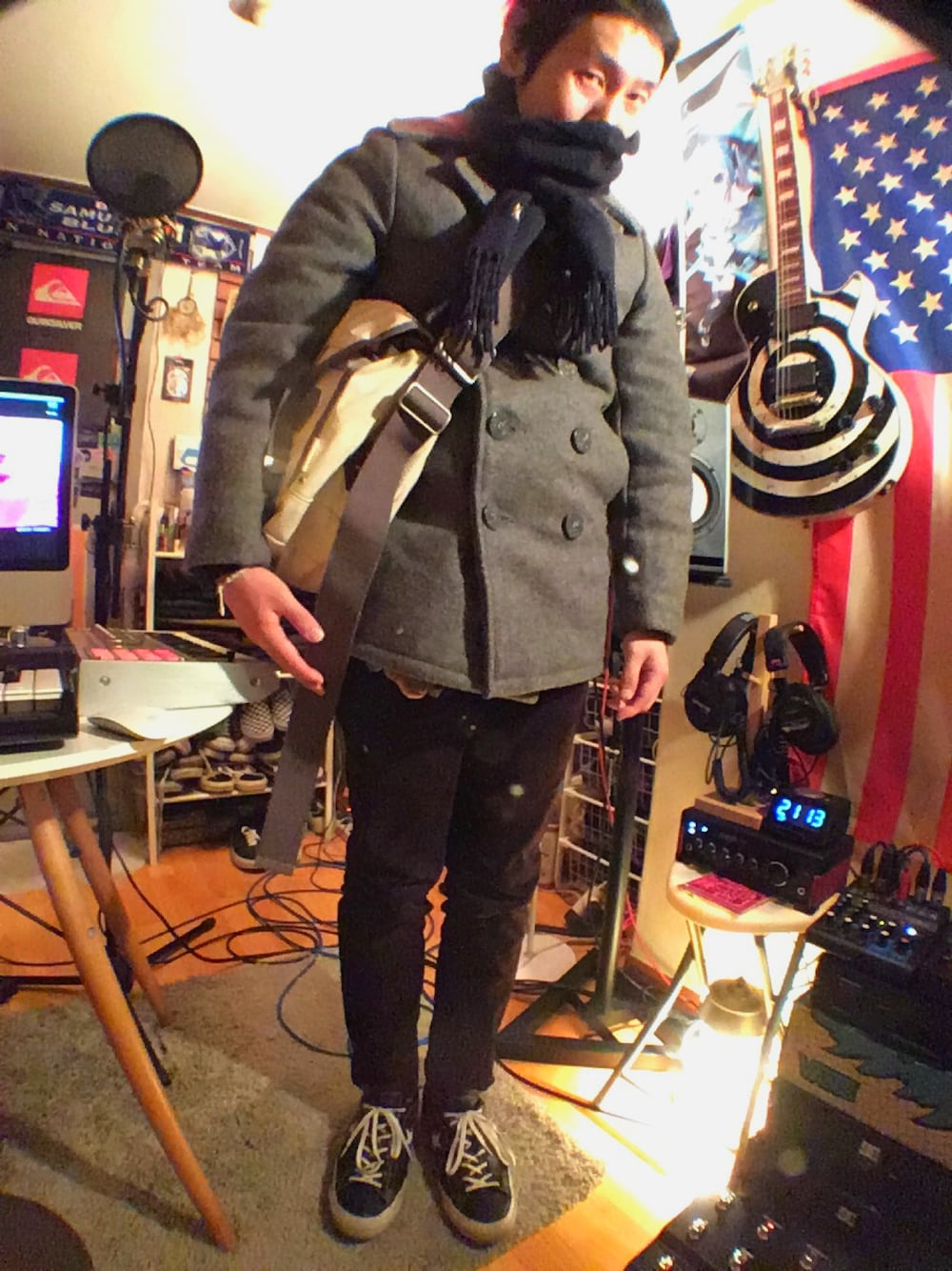 「カジュアル、ピーコート、スニーカー、フユコーデ、VOLCOM、converse、PORTER、マフラーぐるぐる」｜「schottのアイテム（ピーコート、グレー系）」を使った、Interpreterさん（メンズ・174cm）の冬コーディネートの1枚目の写真