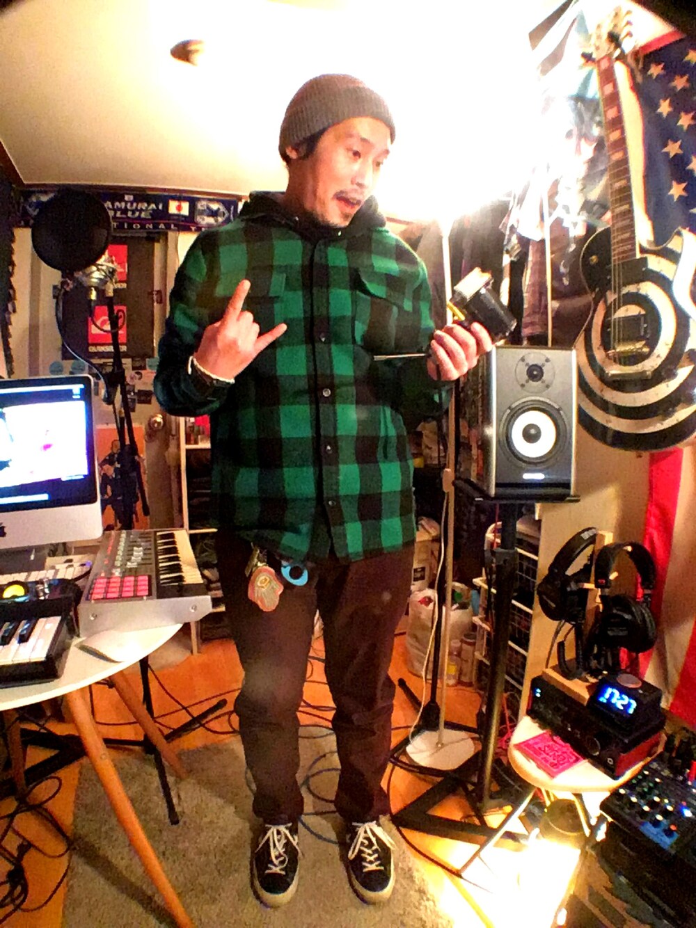 「休日スタイル、カジュアル、ニット帽、チェック、チノパン、BURTON、HUF、DC SHOES、converse」｜「HUFのアイテム（その他アウター、グリーン系）」を使った、Interpreterさん（メンズ・174cm）の冬コーディネートの1枚目の写真