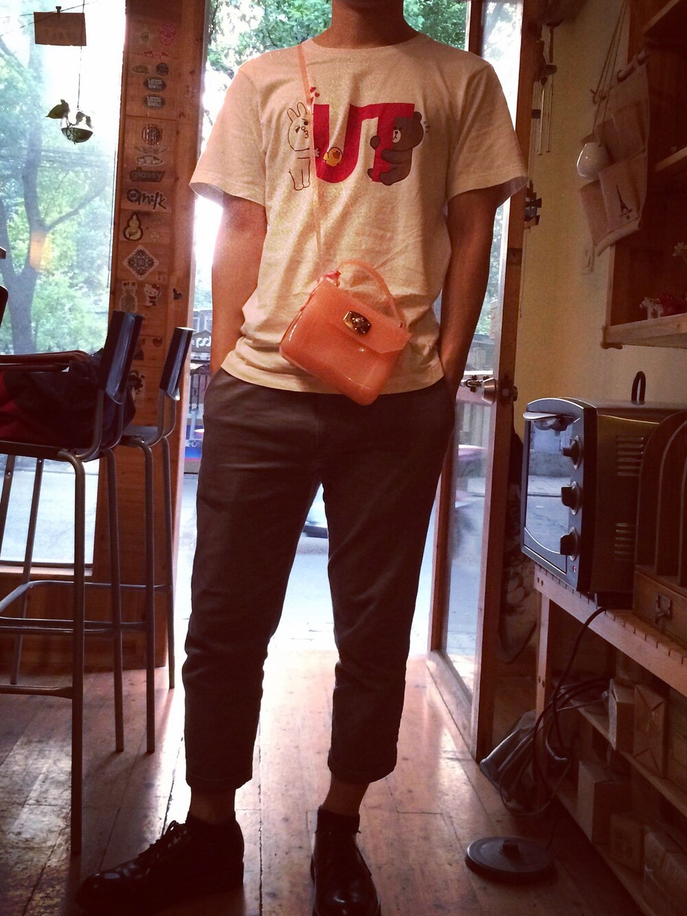 「UNIQLOのアイテム（Tシャツ/カットソー、ホワイト系）」を使った、Eric Wuさん（メンズ・176cm）の夏コーディネートの1枚目の写真