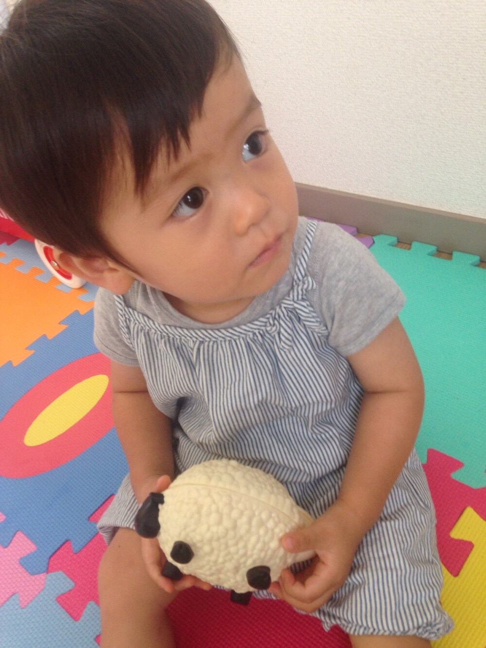 「babygap、ヒッコリー、キッズコーデ、kids、1歳」｜「babyGAPのアイテム（つなぎ/オールインワン、グレー系）」を使った、towapiさん（キッズ・80cm）の夏コーディネートの1枚目の写真