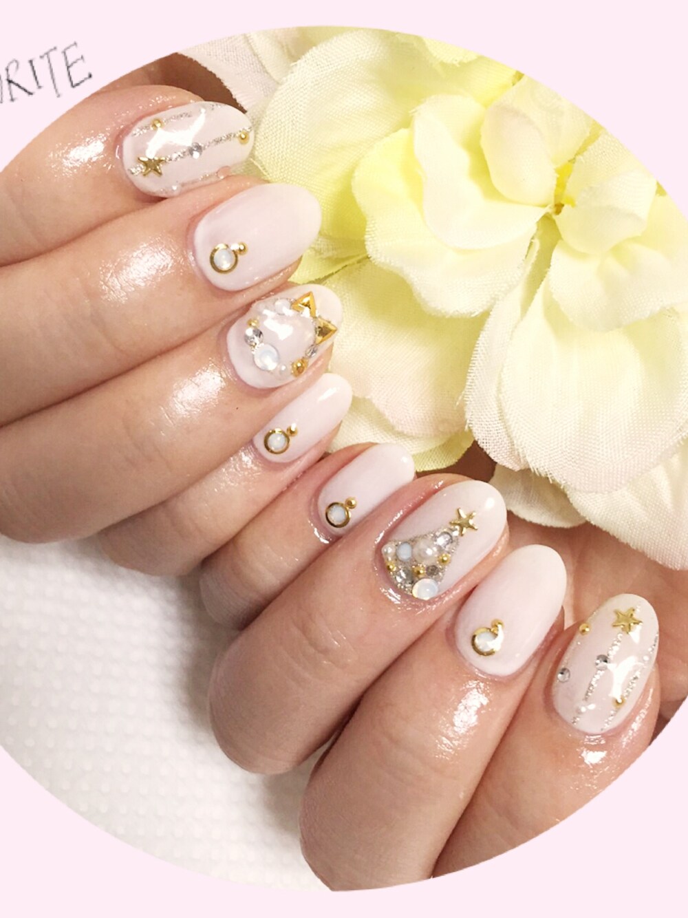 「nail 、christmas、Merry Christmas、white、ホワイト、ネイル」｜「no brandのアイテム（ハンドケア/ハンドクリーム、ホワイト系）」を使った、minapyon🐻さん（レディース・150cm）の冬コーディネートの1枚目の写真