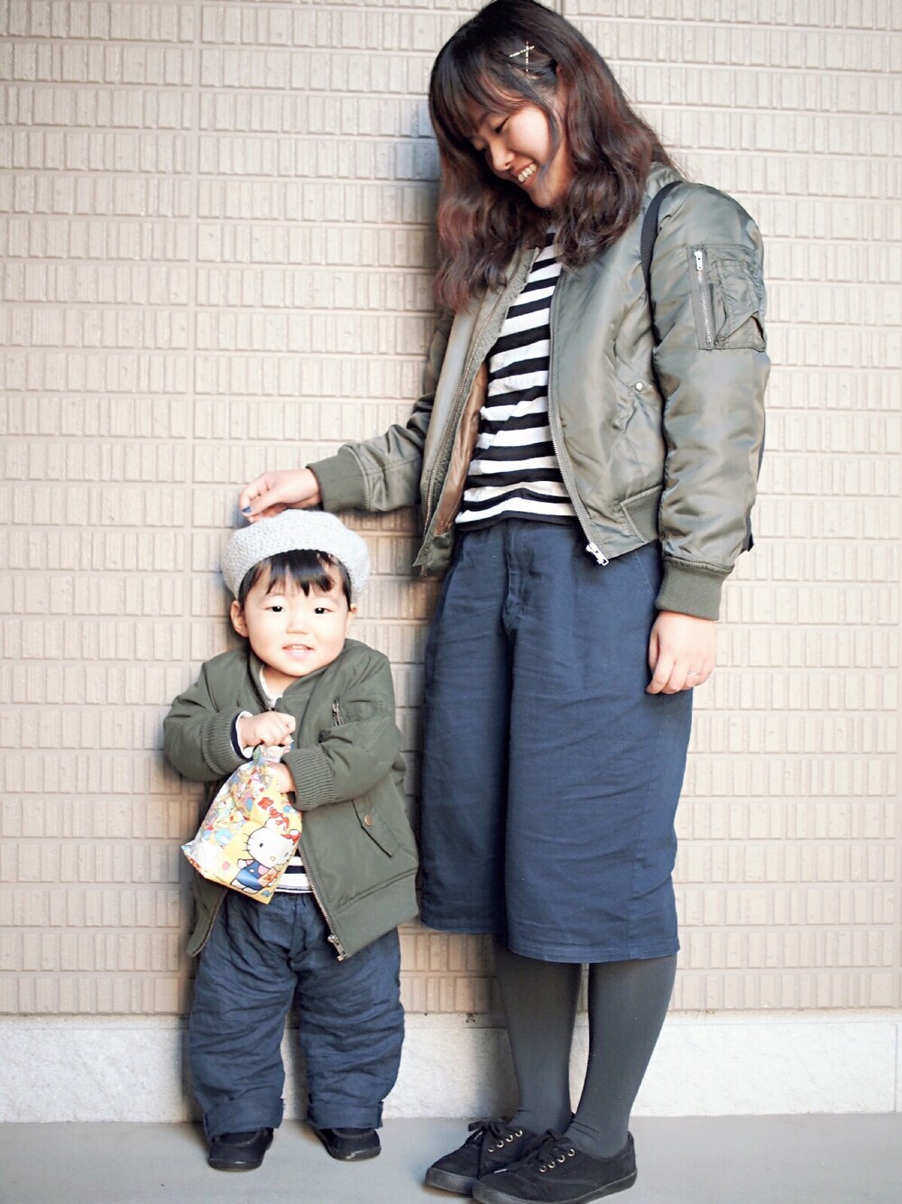 「1歳、19ヶ月、親子コーデ、おそろいコーデ、MA1、ひよこクラブコーデコンテスト、男の子、カジュアル」｜「SENSE OF PLACE by URBAN RESEARCHのTUT コンパクトMA-1（MA-1、グリーン系）」を使った、yutanxmskさん（キッズ・80cm）の冬コーディネートの1枚目の写真