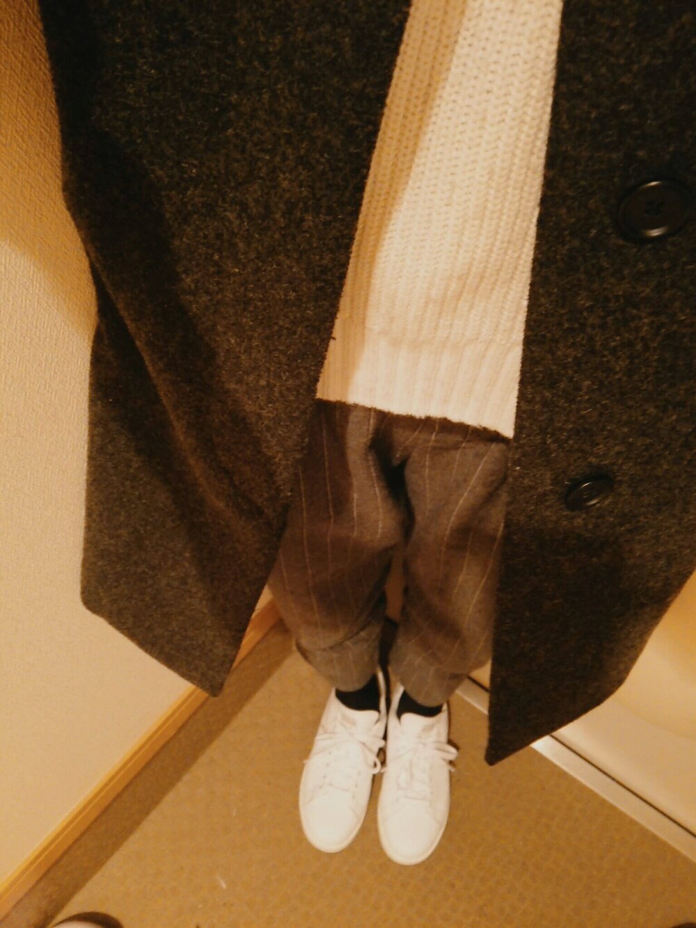 「UNIQLO、ストライプ、だぼだぼ、丈短い、黒タイツ、スニーカー、白ニット、モノトーン」｜「adidasの★2016年春夏モデル★オリジナルス　スタンスミス　[STAN SMITH]（スニーカー、ホワイト系）」を使った、yu.mさん（レディース・164cm）の春コーディネートの1枚目の写真