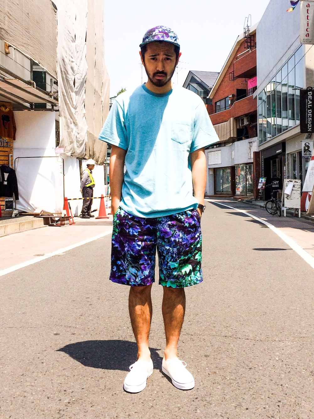 「柄パンツ、迷彩、カモフラパンツ、ハーフパンツ、カモ、蛍光カラー、カモフラージュ柄、青×白、迷彩コーデ、ワンポケT」｜「XLARGEのMIX POCKET TEE（Tシャツ/カットソー、グリーン系）」を使った、山田 悠介さん（メンズ・170cm）の春コーディネートの1枚目の写真