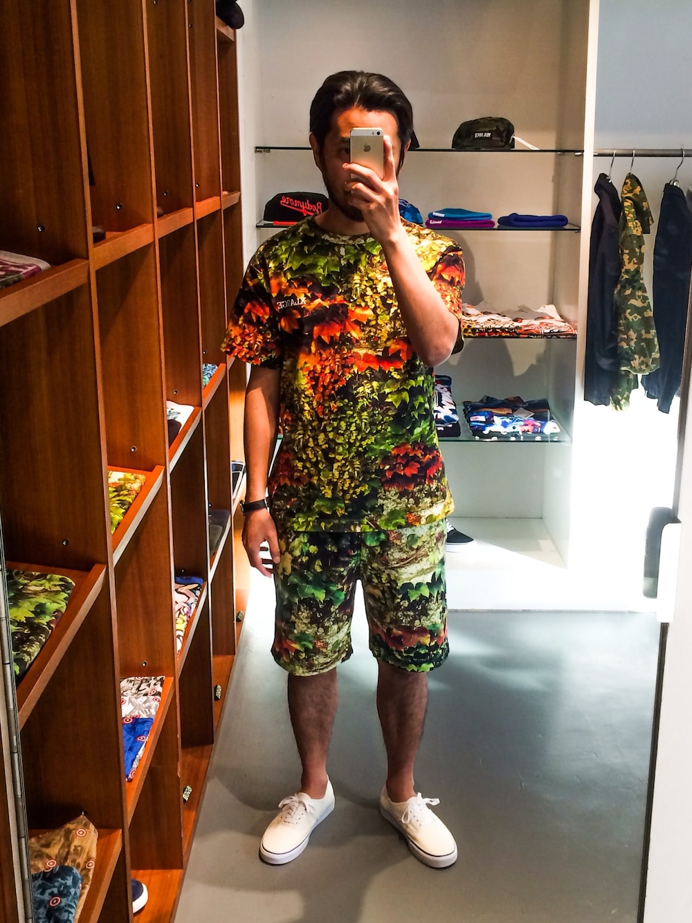 「カモフラージュ、柄パンツ、カモフラ、迷彩、カモフラパンツ、ハーフパンツ、カモ、蛍光カラー、カモフラージュ柄、迷彩コーデ」｜「XLARGEのIVY CAMO TEE（Tシャツ/カットソー、グリーン系）」を使った、山田 悠介さん（メンズ・170cm）の春コーディネートの1枚目の写真