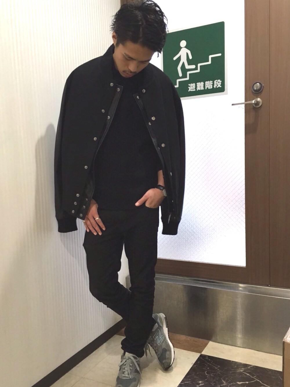 「OAK、スニーカー、黒、黒コーデ、黒色、ダニエルウェリントン、避難訓練ｲｯﾃｷﾏｽ！」｜「OAKのアイテム（スタジャン、ブラック系）」を使った、RIKURIさん（メンズ・182cm）の冬コーディネートの1枚目の写真