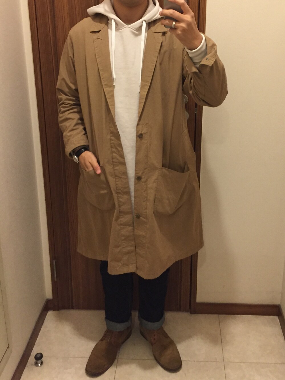 「N.HOOLYWOODのアイテム（ステンカラーコート、ベージュ系）」を使った、GKさん（メンズ・171cm）の春コーディネートの1枚目の写真