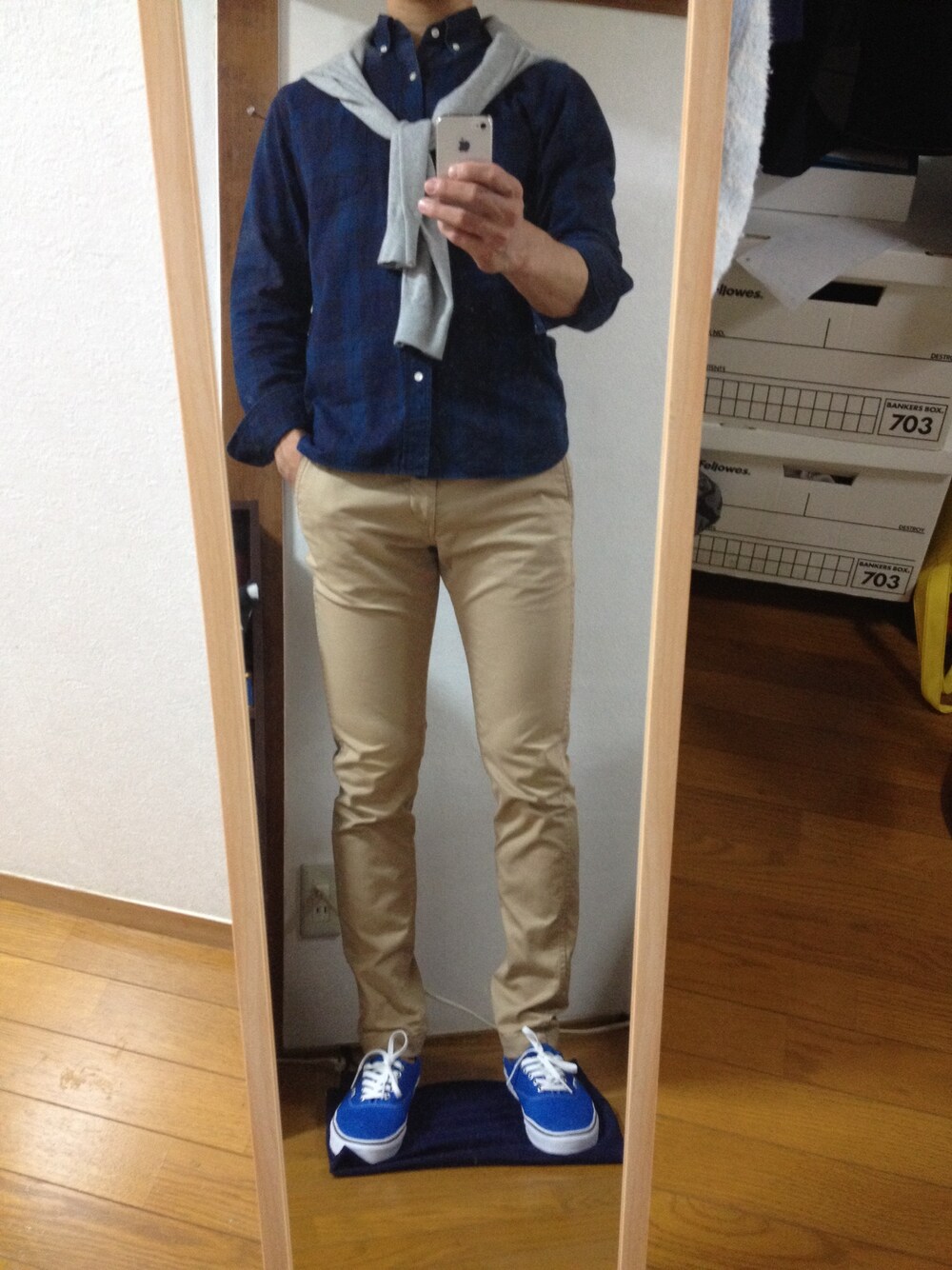 「スニーカー、VANS、シンプル、シャツ、BEAMES」｜「green label relaxingの★［バンズ］ VANS AUTHENTIC GLR スニーカー（スニーカー、ブルー系）」を使った、伊集院 和希 さん（メンズ・183cm）の春コーディネートの1枚目の写真