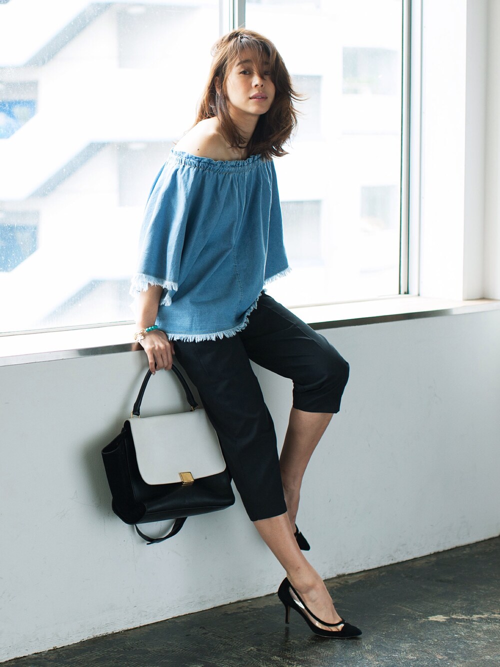 ブルー系のその他トップス、ブラック系のその他パンツ、ブルー系のブレスレットを着用したレディースの春コーディネートの1枚目の写真