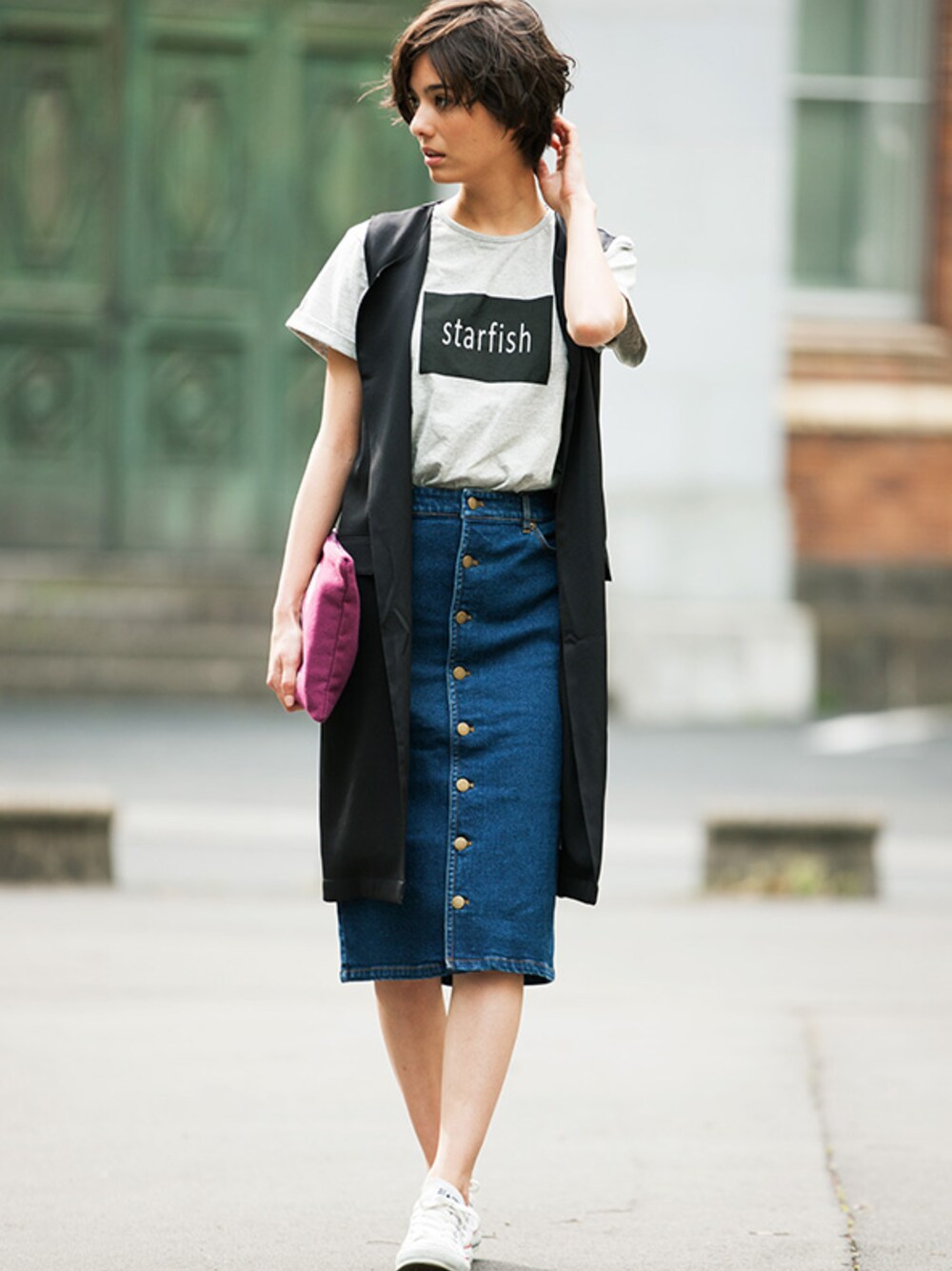 グレー系のTシャツ/カットソー、ブラック系のベスト、ブルー系のデニムスカートを着用したレディースの夏コーディネートの1枚目の写真