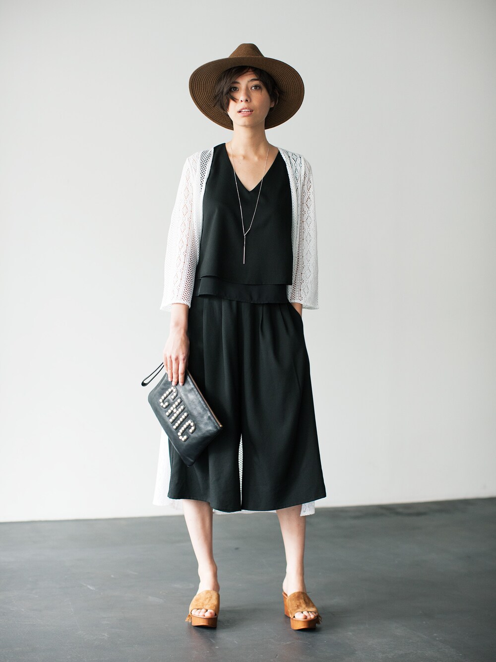 ブラック系のタンクトップ、ブラック系のその他パンツ、ホワイト系のその他アウターを着用したレディースの夏コーディネートの1枚目の写真