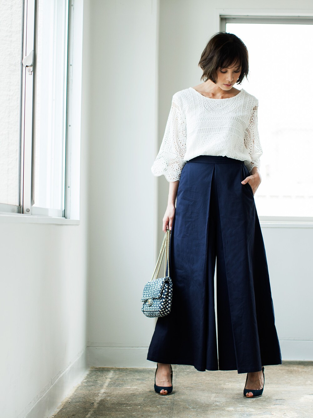 ホワイト系のTシャツ/カットソー、ブルー系のその他パンツを着用したレディースの夏コーディネートの1枚目の写真