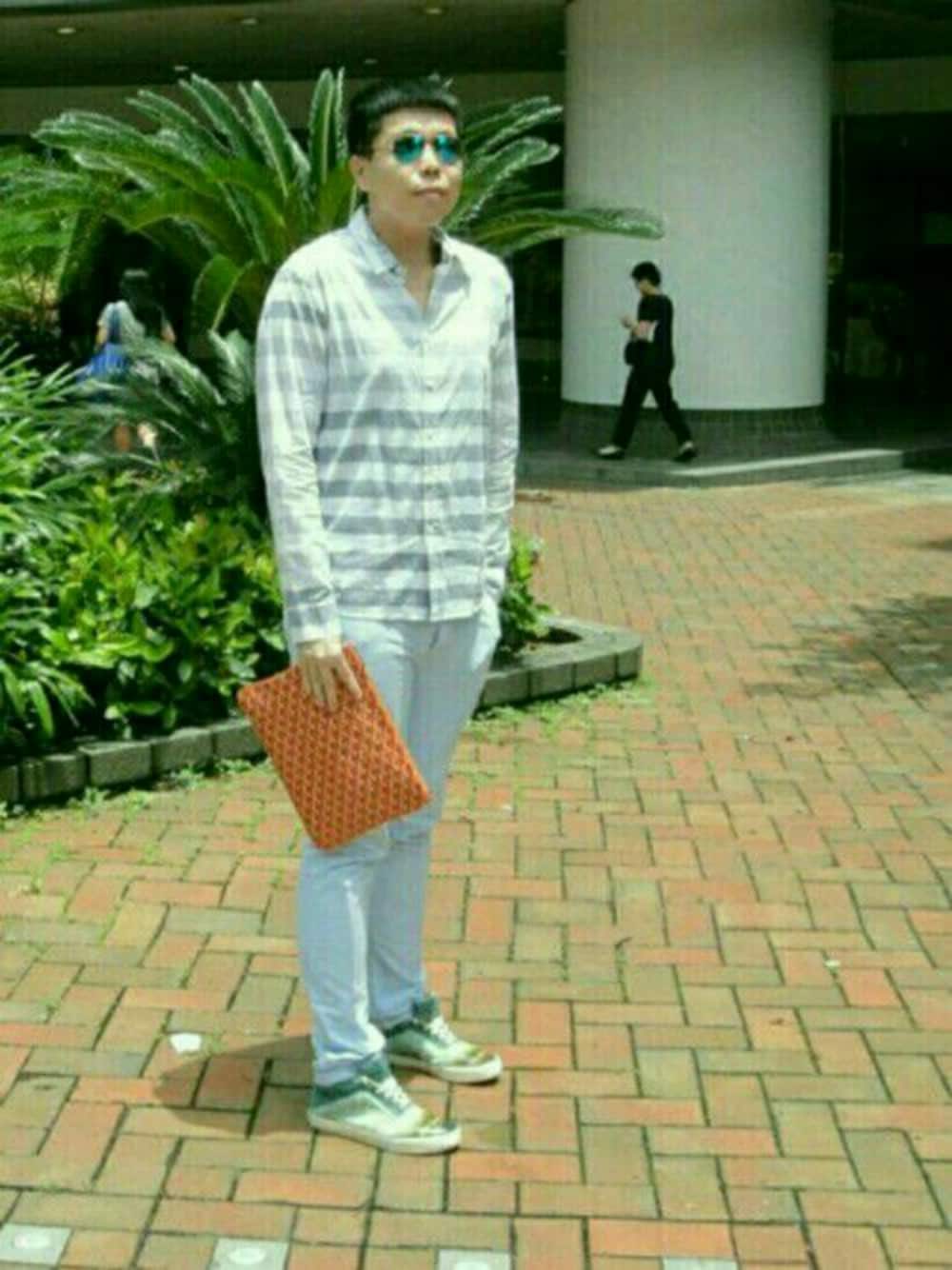 その他のシャツ/ブラウス、オレンジ系のトートバッグ、ブルー系のチノパンツを着用したメンズの夏コーディネートの1枚目の写真